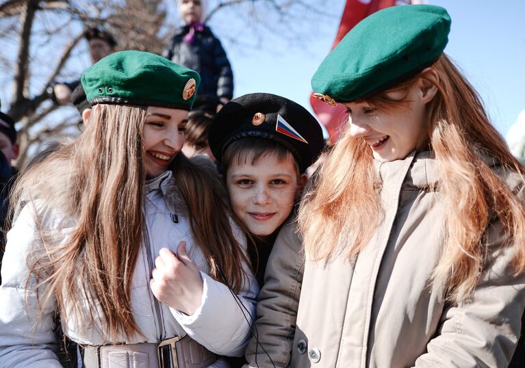 Участники праздничного мероприятия Крымская весна! Мы вместе! в честь третьей годовщины присоединения Крыма с Россией в Новосибирске