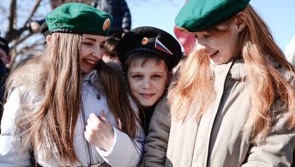 Участники праздничного мероприятия Крымская весна! Мы вместе! в честь третьей годовщины присоединения Крыма с Россией в Новосибирске