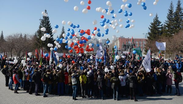 Участники запускают шары на праздничном мероприятии Крымская весна! Мы вместе! в честь третьей годовщины присоединения Крыма с Россией в Новосибирске