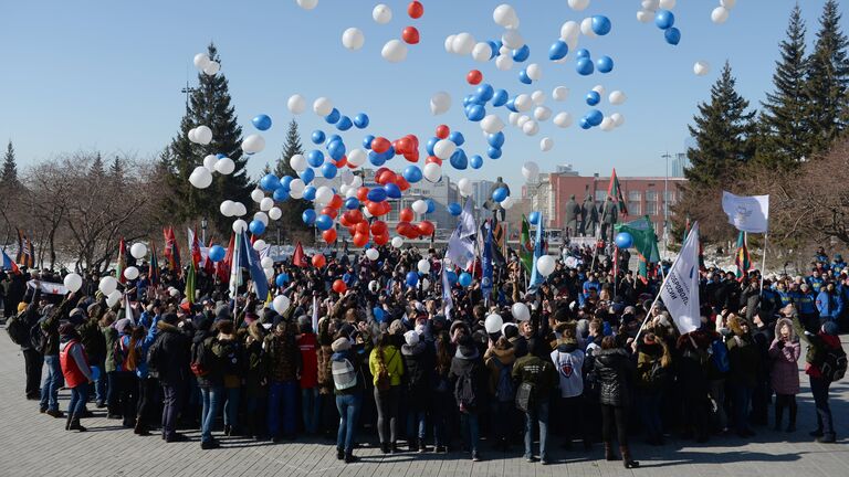 Участники запускают шары на праздничном мероприятии Крымская весна! Мы вместе! в честь третьей годовщины присоединения Крыма с Россией в Новосибирске