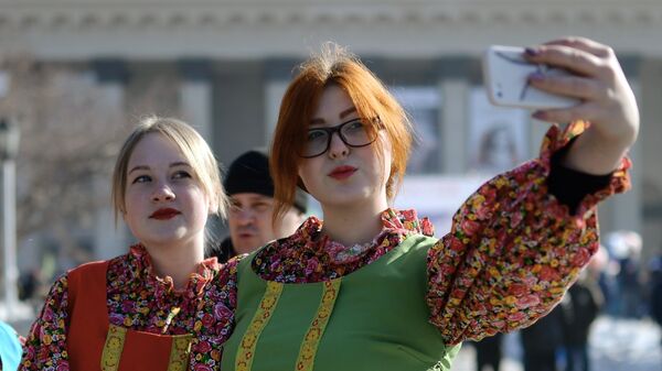 Участницы праздничного мероприятия Крымская весна! Мы вместе! в честь третьей годовщины присоединения Крыма с Россией в Новосибирске