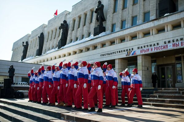 Участники представления во время митинга в честь третьей годовщины воссоединения Крыма с Россией в Омске