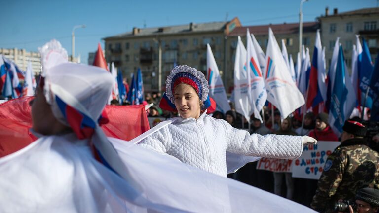 Участники представления во время митинга в честь третьей годовщины воссоединения Крыма с Россией в Омске