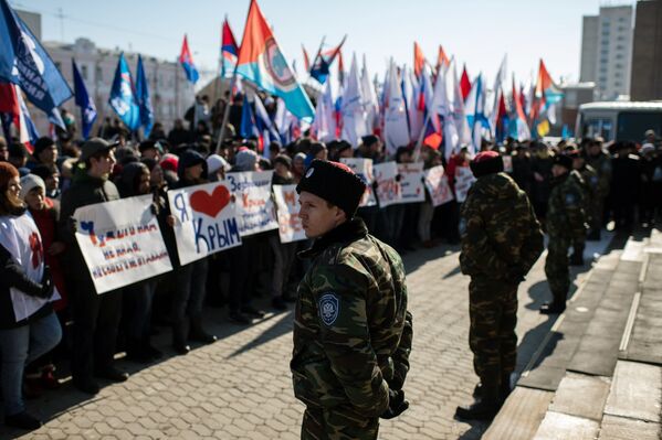 Участники митинга в честь третьей годовщины воссоединения Крыма с Россией в Омске