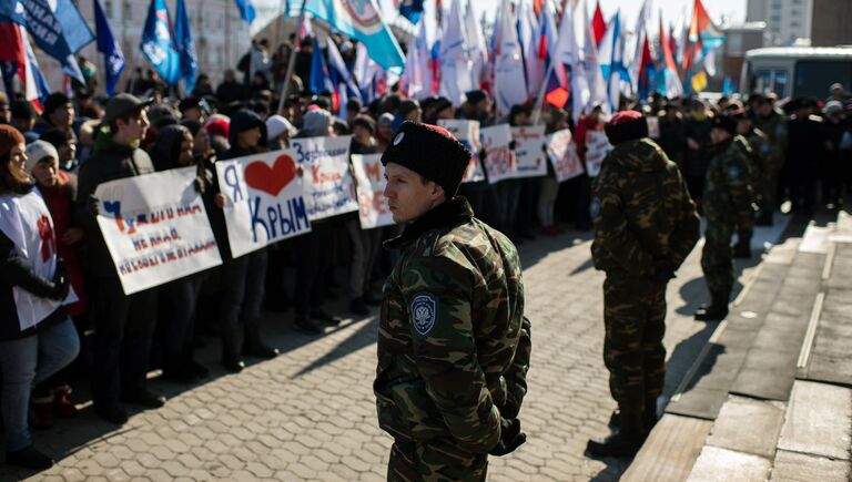 Участники митинга в честь третьей годовщины воссоединения Крыма с Россией в Омске