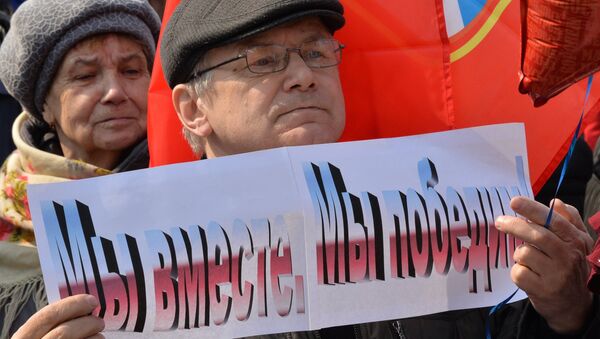 Участник митинга в честь третьей годовщины воссоединения Крыма с Россией во Владивостоке