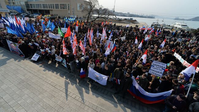 Участники митинга в честь третьей годовщины воссоединения Крыма с Россией на Корабельной набережной во Владивостоке
