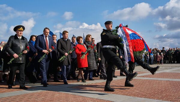 Возложение венка и цветов во время митинга в честь третьей годовщины воссоединения Крыма с Россией на мысе Хрустальный в Севастополе