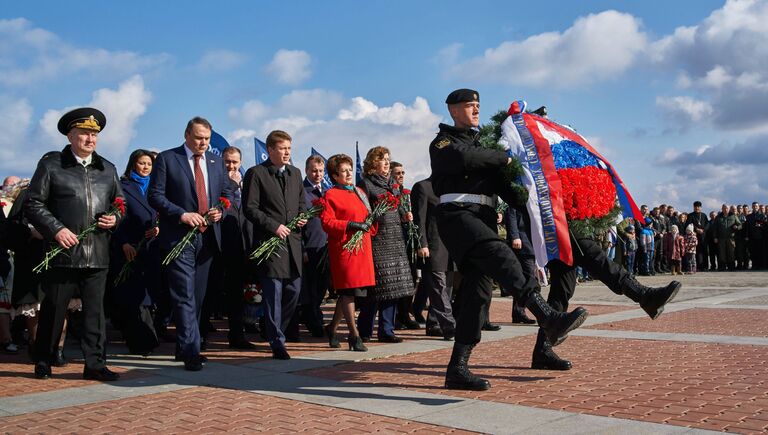 Возложение венка и цветов во время митинга в честь третьей годовщины воссоединения Крыма с Россией на мысе Хрустальный в Севастополе