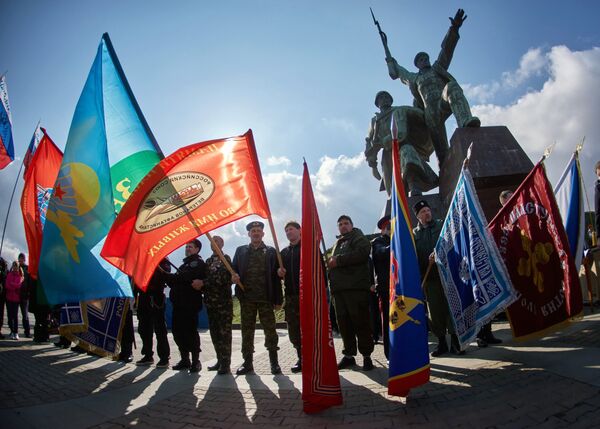 Участники митинга в честь третьей годовщины воссоединения Крыма с Россией на мысе Хрустальный в Севастополе