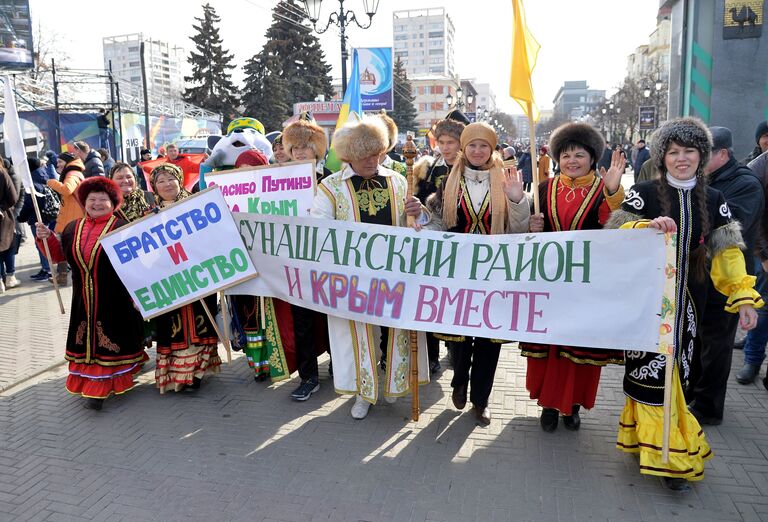 Участники митинга в честь третьей годовщины воссоединения Крыма с Россией на пешеходной улице Кирова в Челябинске