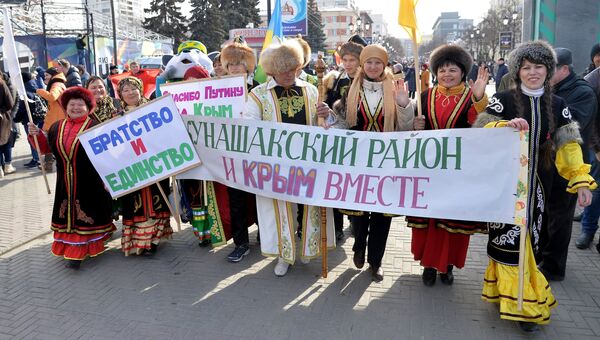 Участники митинга в честь третьей годовщины воссоединения Крыма с Россией на пешеходной улице Кирова в Челябинске