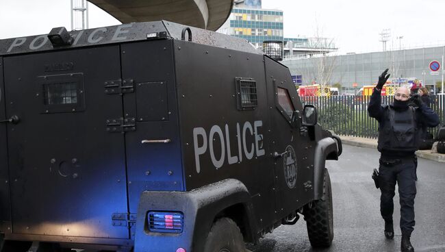 Машина полиции у южного терминала парижского аэропорта Орли, 18 марта 2017