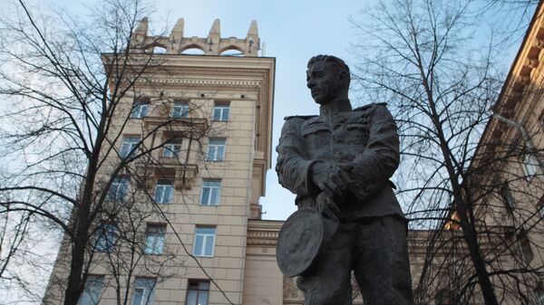 Памятник подводнику Александру Маринеско открыли в Санкт-Петербурге