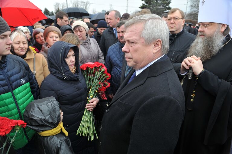 Губернатор Ростовской области Василий Голубев общается с родственниками погибших на церемонии открытия памятника жертвам авиакатастрофы самолета Boeing 737 в Ростове-на-Дону