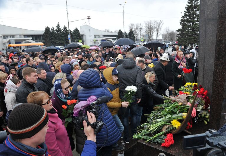 На церемонии открытия памятника жертвам авиакатастрофы самолета Boeing 737 в Ростове-на-Дону