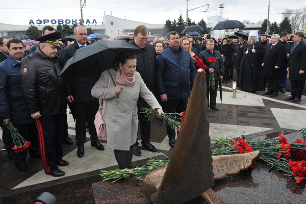 На церемонии открытия памятника жертвам авиакатастрофы самолета Boeing 737 в Ростове-на-Дону