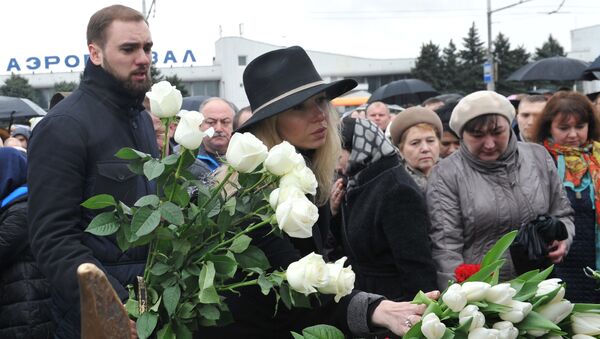 На церемонии открытия памятника жертвам авиакатастрофы самолета Boeing 737 в Ростове-на-Дону