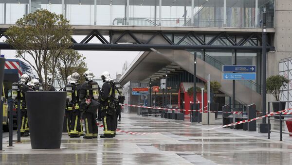 Ситуация на месте нападения на военный патруль в аэропорту Орли, Париж, 18 марта 2017