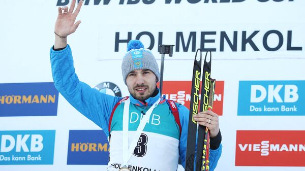 Антон Шипулин (Россия), занявший первое место в гонке преследования среди мужчин на IX этапе Кубка мира по биатлону в норвежском Холменколлене