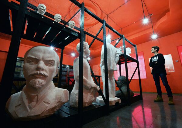 Скульптуры Ленина