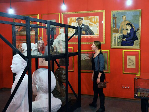 Посетительница на выставке LENIN. Образ вождя в Приморском государственном объединенном музее имени В.К. Арсеньева во Владивостоке