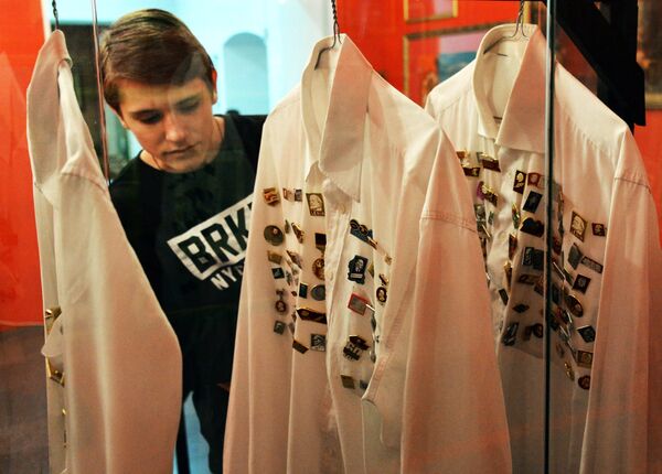 Посетитель на выставке LENIN. Образ вождя в Приморском государственном объединенном музее имени В.К. Арсеньева во Владивостоке