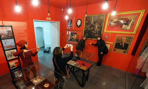 Посетители на выставке LENIN. Образ вождя в Приморском государственном объединенном музее имени В.К. Арсеньева во Владивостоке