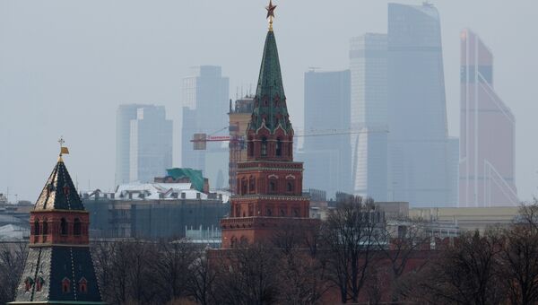 Боровицкая башня Московского Кремля и небоскребы Москва-сити