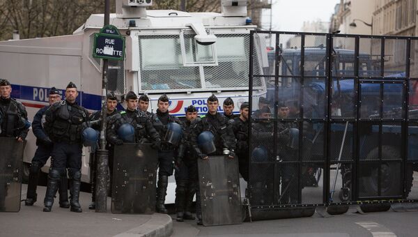Полицейские в Париже. Архивное фото