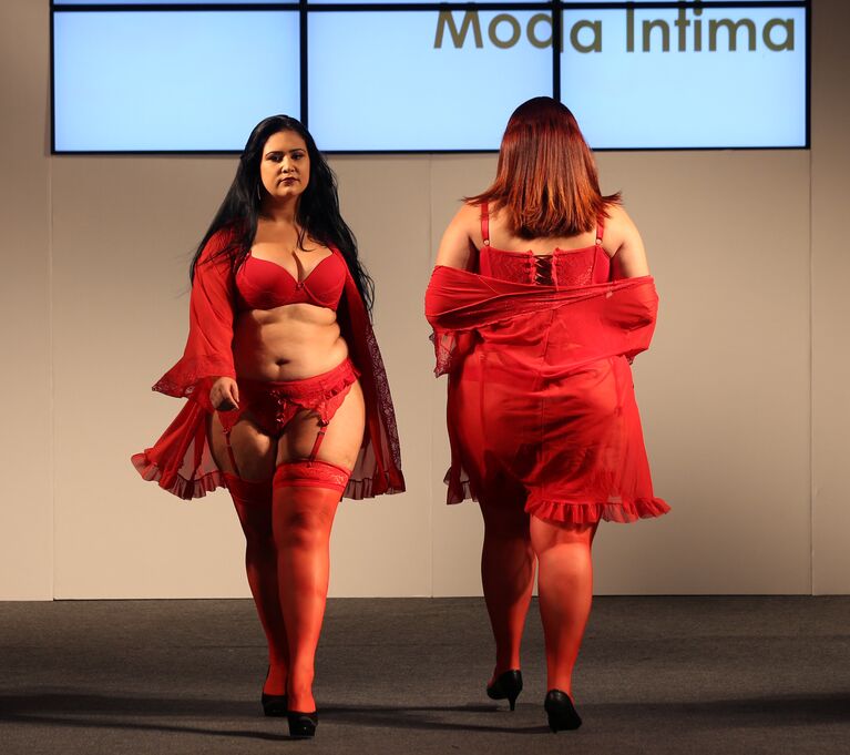 Модели размера плюс на показе в рамках Fashion Weekend Plus Size в Сан-Паулу, Бразилия