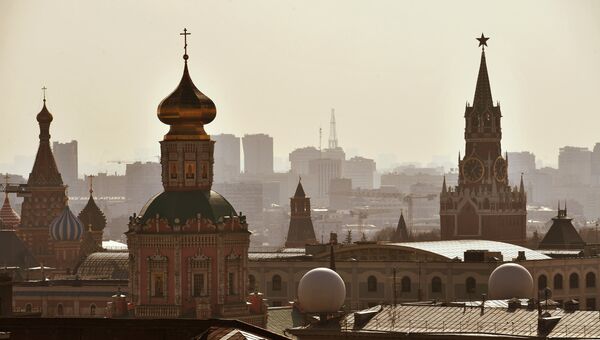 Спасская башня Московского Кремля, храм Богоявления Господня и Покровский собор. Архивное фото