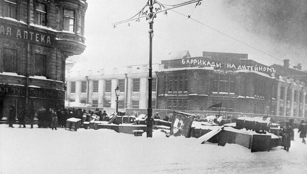 Баррикады на Литейном проспекте в Петрограде во время февральской буржуазно-демократической революции. 1917 год