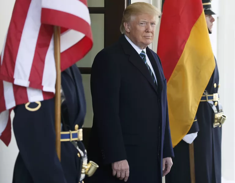 Президент США Дональд Трамп перед встречей с канцлером Германии Ангелой Меркель в Вашингтоне. 17 марта 2017 года Президент США Дональд Трамп перед встречей с канцлером Германии Ангелой Меркель в Вашингтоне. 17 марта 2017 года