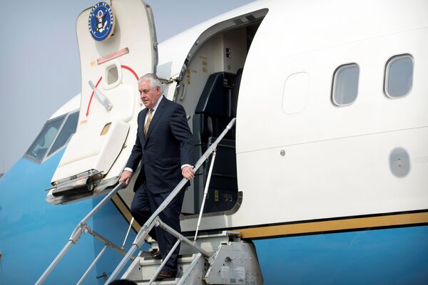 Госсекретарь США Рекс Тиллерсон выходит из самолета в Пекине. 18 марта 2017 года Госсекретарь США Рекс Тиллерсон выходит из самолета в Пекине. 18 марта 2017 года