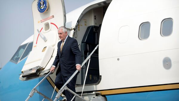 Госсекретарь США Рекс Тиллерсон выходит из самолета в Пекине. Архивное фото