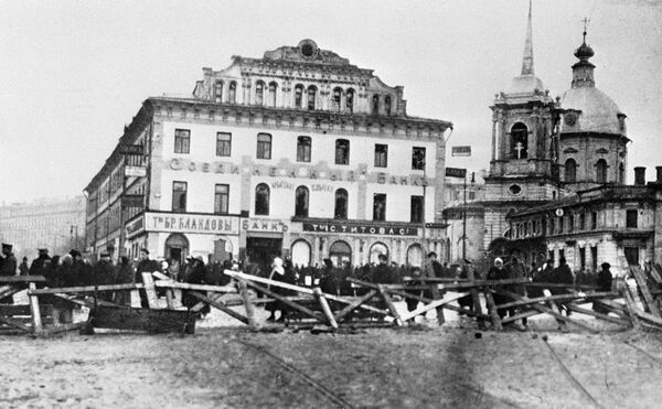 Баррикады на Арбатской площади в дни Октябрьских боев. 1917 год