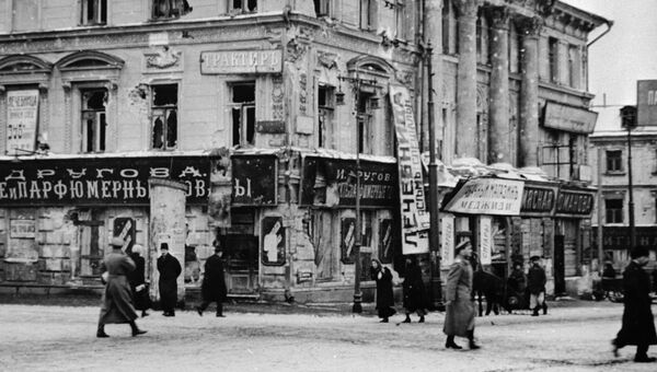 Здание у Никитских ворот в Москве, поврежденное во время Октябрьской революции. 1917 год