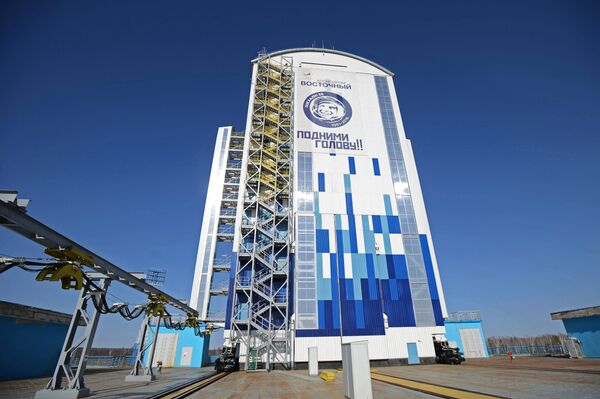 Мобильная башня обслуживания ракетного комплекса на космодроме Восточный в Амурской области Мобильная башня обслуживания ракетного комплекса на космодроме Восточный в Амурской области