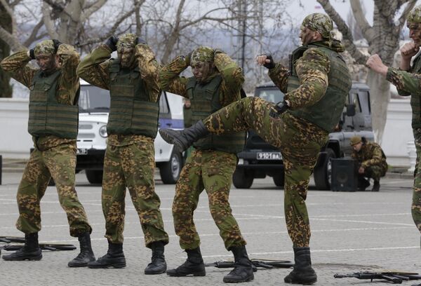 Бойцы роты особого назначения во время показательных выступлений в Севастополе