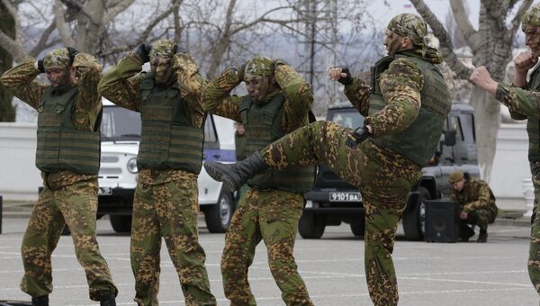 Бойцы роты особого назначения во время показательных выступлений в Севастополе