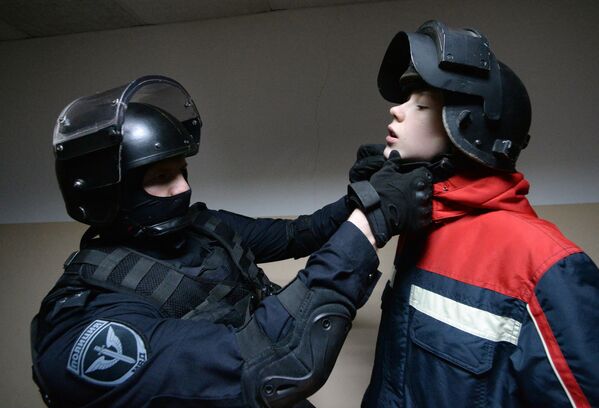 Мальчик во время знакомства со специальной экипировкой бойцов СОБРа в день открытых дверей