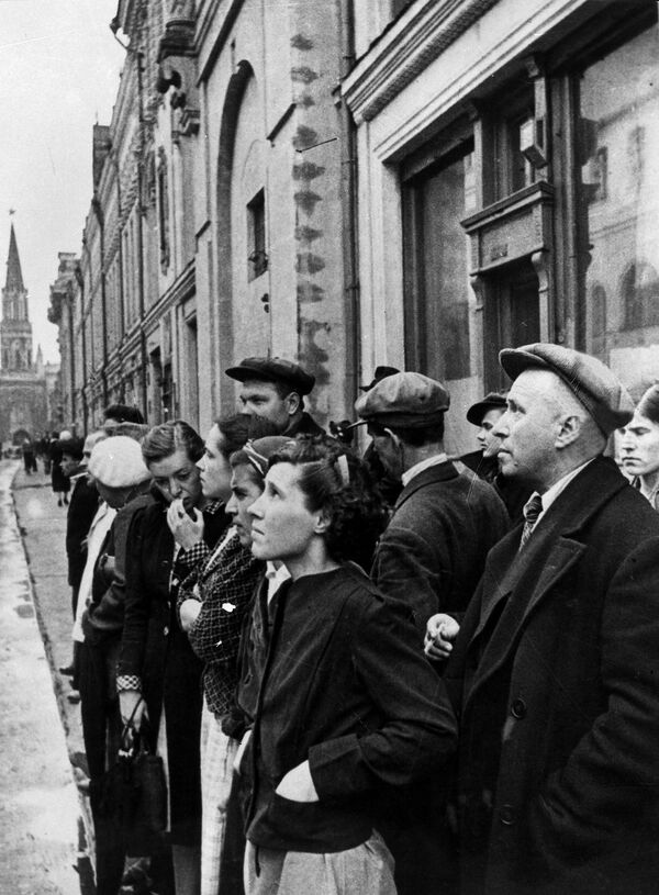 Жители столицы 22 июня 1941 года во время объявления по радио правительственного сообщения о вероломном нападении фашистской Германии на Советский Сою