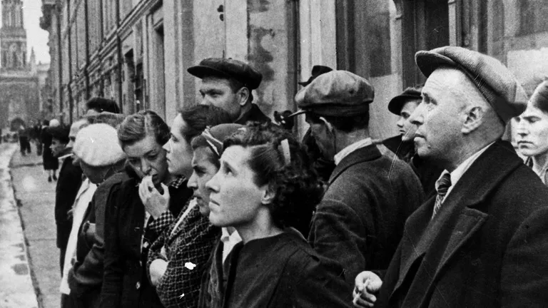 Жители столицы 22 июня 1941 года во время объявления по радио правительственного сообщения о вероломном нападении фашистской Германии на Советский Союз Жители столицы 22 июня 1941 года во время объявления по радио правительственного сообщения о вероломном нападении фашистской Германии на Советский Союз
