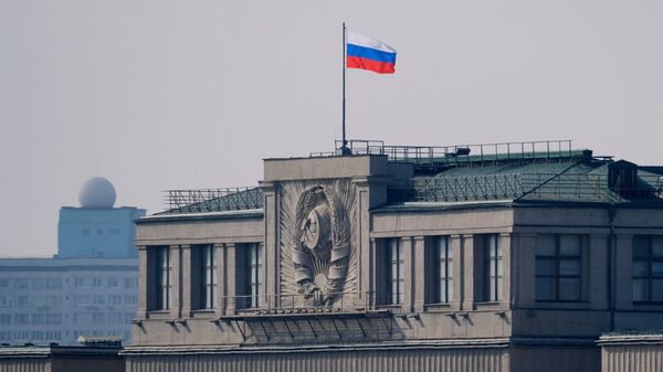 Флаг на здании Государственной Думы РФ. Архивное фото