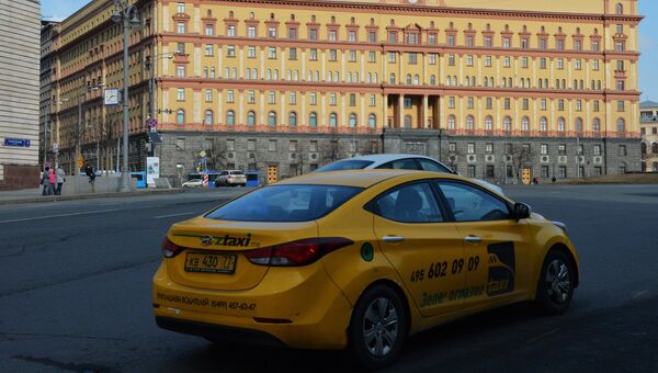 Автомобиль такси на Лубянской площади в Москве. Архивное фото