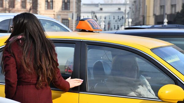 Девушка у автомобиля такси