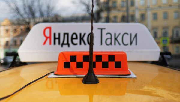 Световой короб на крыше автомобиля службы Яндекс.Такси. Архивное фото