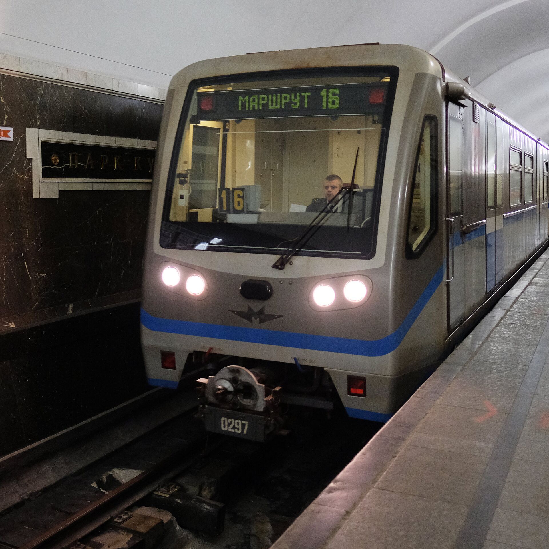 В метро Петербурга рассказали, что делать пассажиру при падении на рельсы
