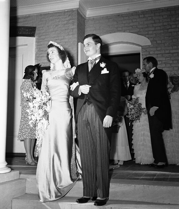Американский миллиардер Дэвид Рокфеллер и его невеста, бывшая Маргарет Макграф
